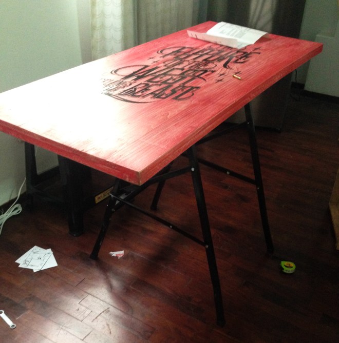 las letras dices: The future of the west belongs to the besar #wujuuu